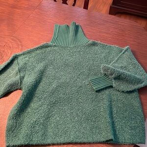 Free People. Green. Turtleneck sweater.